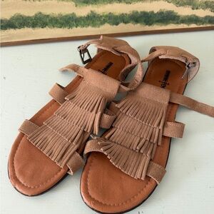 Minnietonka Maui Fringe Sandals Taupe Size 9 NWOB